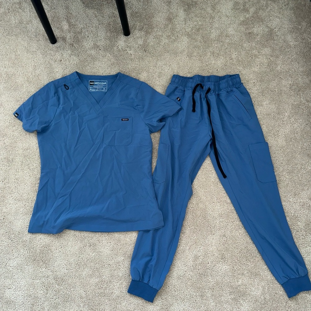 Scrub set medium with jogger pants